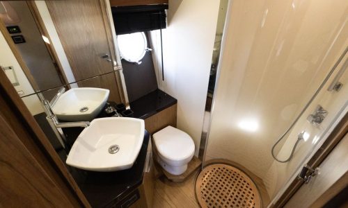 2013-sessa-marine-54-fly-bathroom