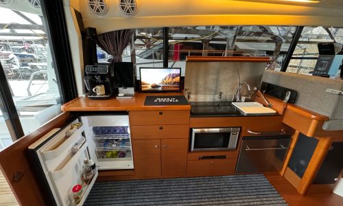 jeanneau-kitchen-yacht-charter