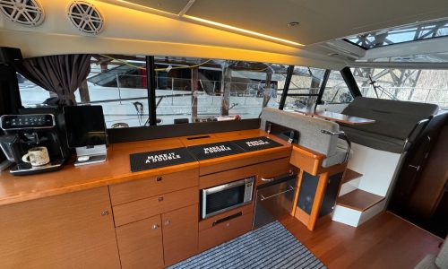 jeanneau-modern-yacht-charter